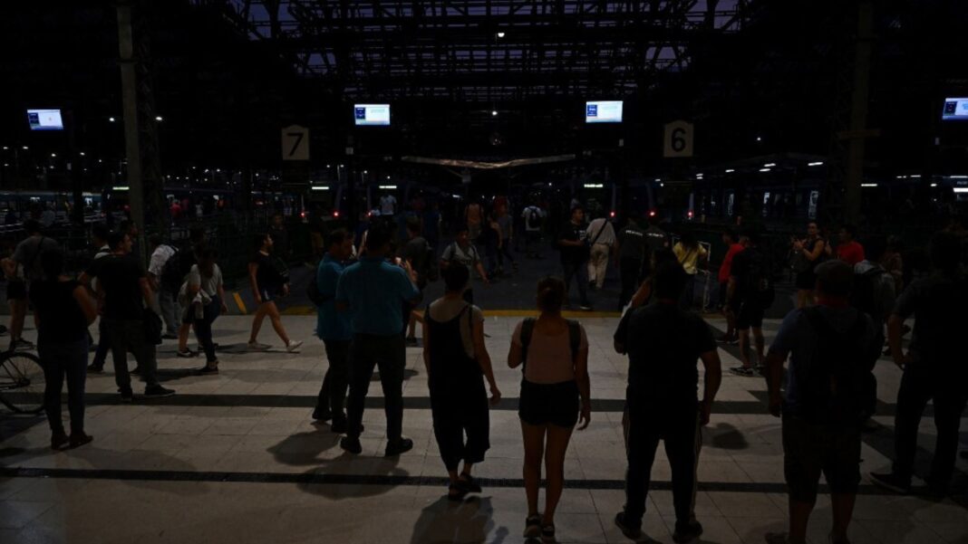 Por un apagón masivo en las centrales de Edesur, gran parte de CABA y el Conurbano bonaerense pasaron la noche del miércoles sin luz.