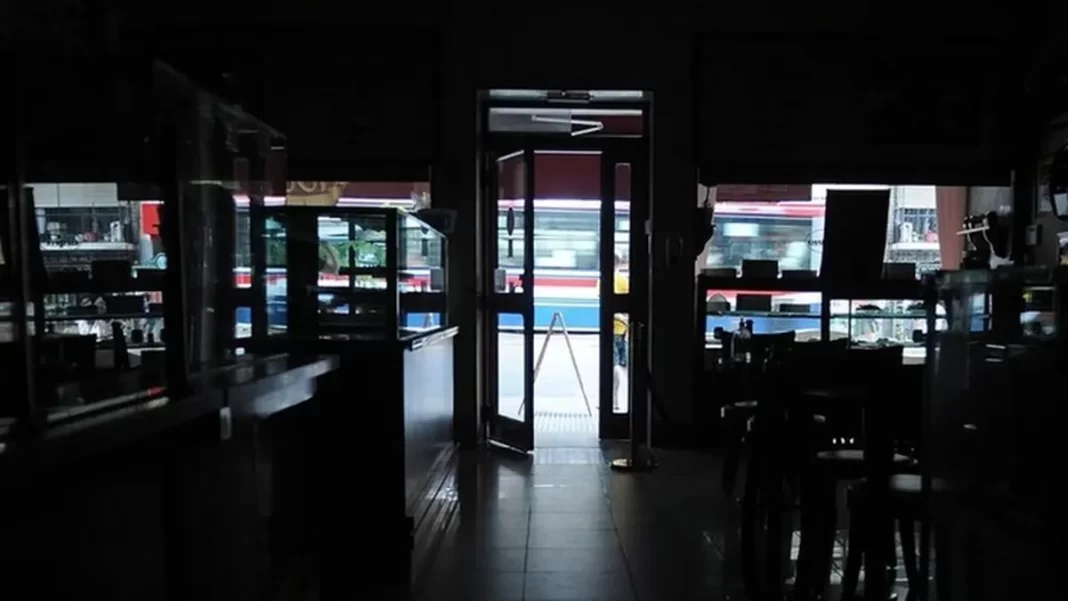 Por segunda vez en el día, se produjo un nuevo apagón en el AMBA, por lo que hay más de 620.000 usuarios sin luz, en plena ola de calor. Todos los detalles.