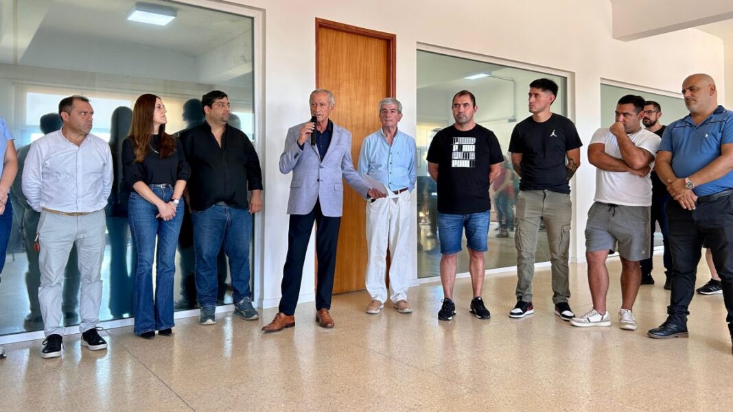 El intendente del Partido de La Costa, Juan de Jesús, confirmó un aumento salarial del 20% para toda la planta de trabajadores municipales.