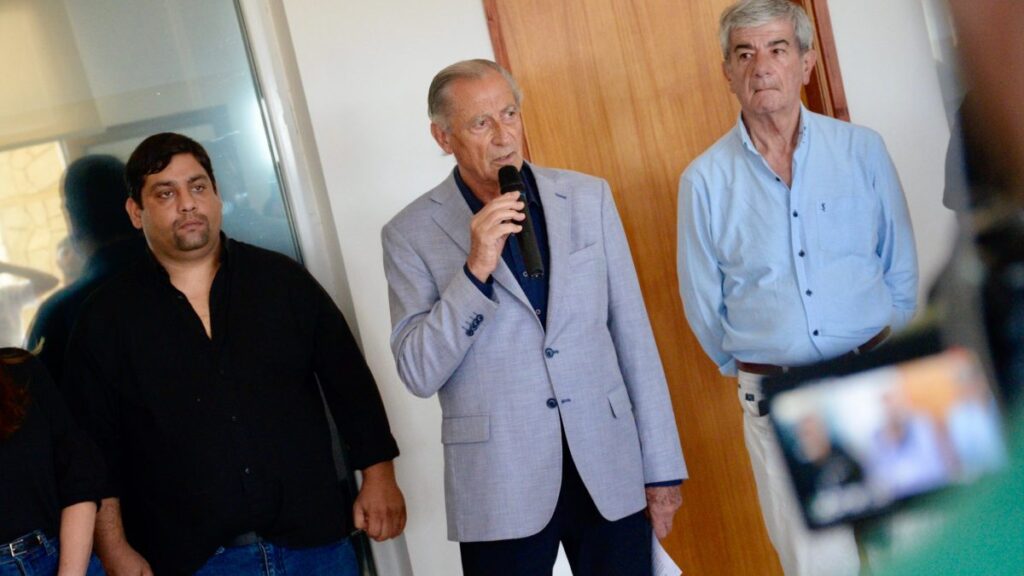 El intendente del Partido de La Costa, Juan de Jesús, confirmó un aumento salarial del 20% para toda la planta de trabajadores municipales.