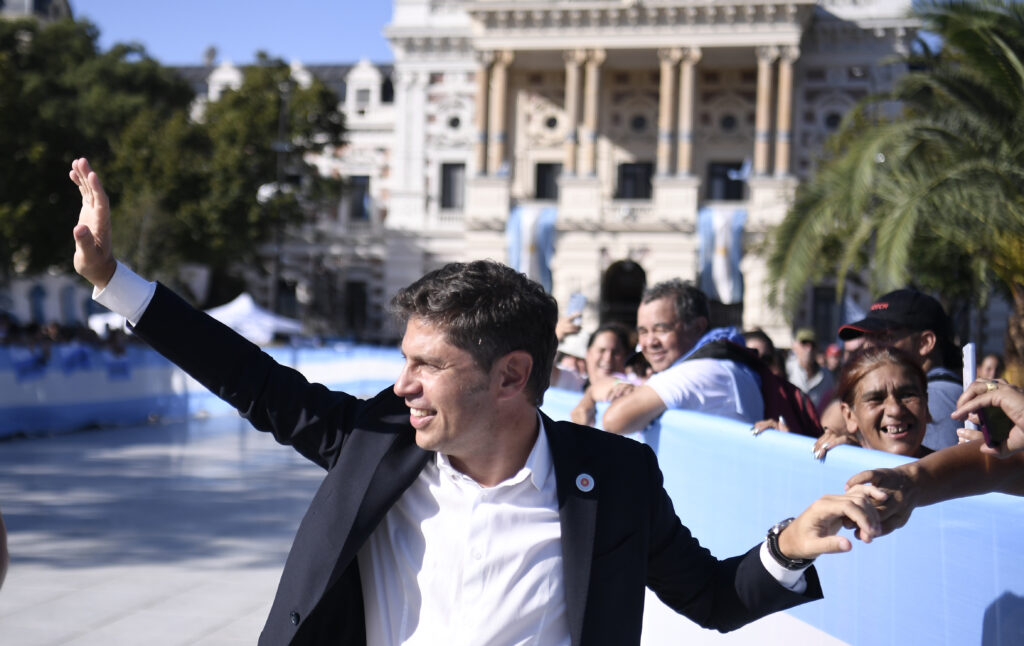 Previo a su discurso en la Legislatura bonaerense, Kicillof saludó a vecinos en la flamante Plaza San Martín. 