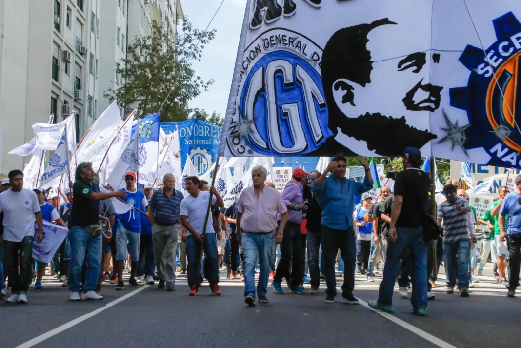 Los sindicatos de trabajadores entraron en alerta por la eliminación de los aportes a las cámaras empresariales que firmó Milei.