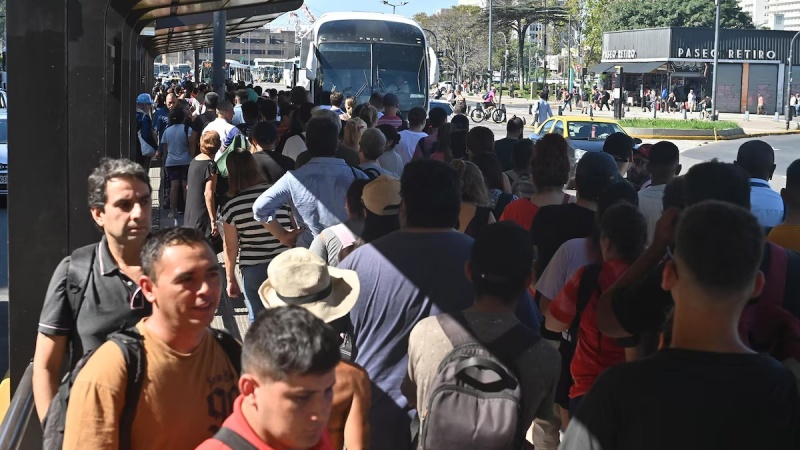 Apagón en el AMBA: la falta de servicio del Tren Mitre obligó a muchos pasajeros a buscar alternativas de transporte, como colectivos, taxis o aplicaciones de movilidad.
