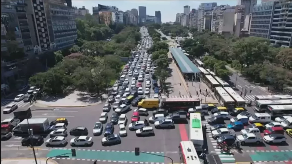 El apagón masivo de ayer alcanzó a casi dos millones de hogares, en tanto, miles de usuarios continúan sin suministro eléctrico en el Área Metropolitana de Buenos Aires (AMBA).