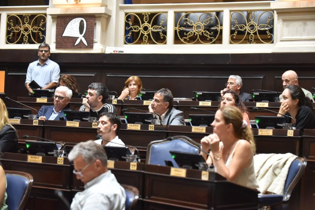 Legisladores bonaerenses cruzaron a Milei luego de que el Gobierno anunciara que el nuevo acuerdo con el FMI se consolidará por decreto.