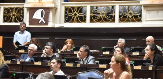 Legisladores bonaerenses cruzaron a Milei luego de que el Gobierno anunciara que el nuevo acuerdo con el FMI se consolidará por decreto.