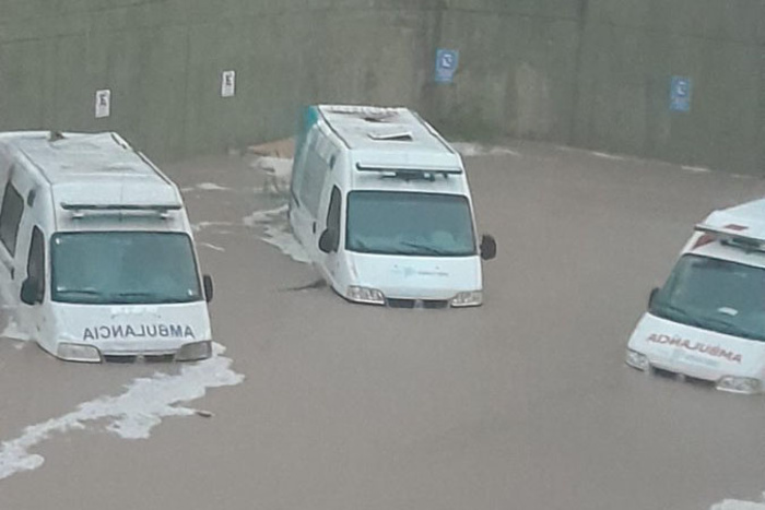 El Hospital Penna de Bahía Blanca se encuentra desbordado por la cantidad de agua que dejaron las fuertes lluvias.