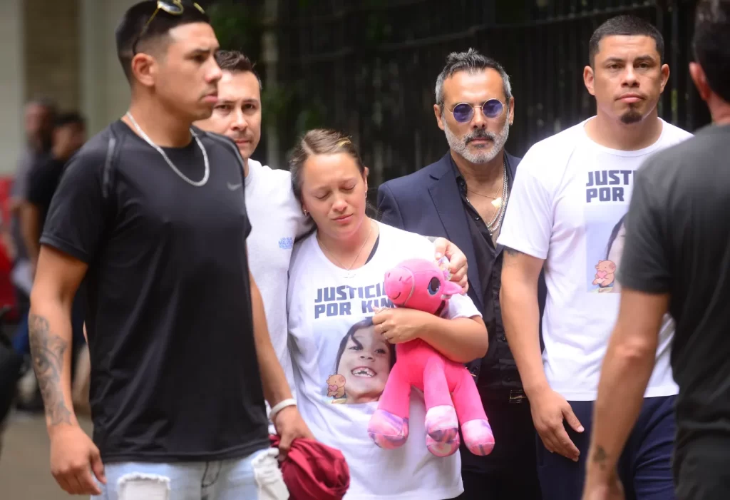 El padre de Kim Gómez, Marcos Gómez, volvió a pedir justicia y le envió un mensaje a los políticos. “Usenme como bandera, déjense de pelear”, pidió.
