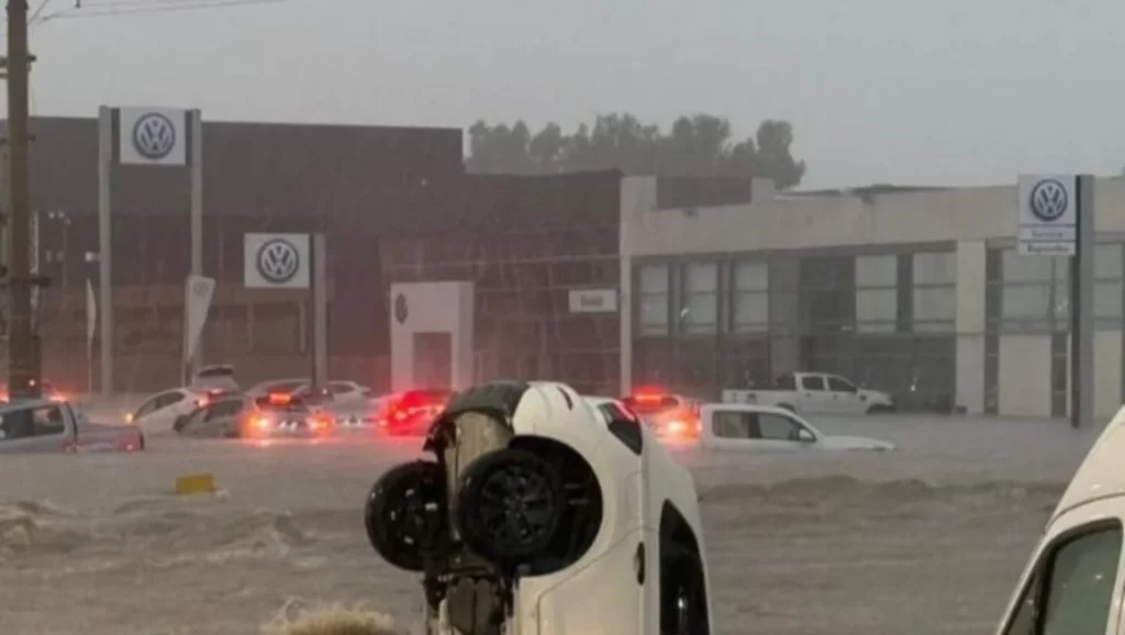 Por el temporal en Bahía Blanca, la Municipalidad que conduce el intendente peronista Federico Susbielles confirmó la muerte de una mujer en la vía pública.