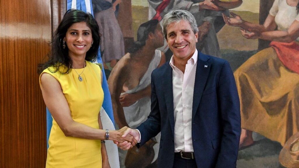 Caputo defendió el DNU para concretar el nuevo acuerdo con el FMI y advirtió que el monto que recibirá la Argentina “es confidencial”.