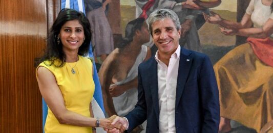 Caputo defendió el DNU para concretar el nuevo acuerdo con el FMI y advirtió que el monto que recibirá la Argentina “es confidencial”.