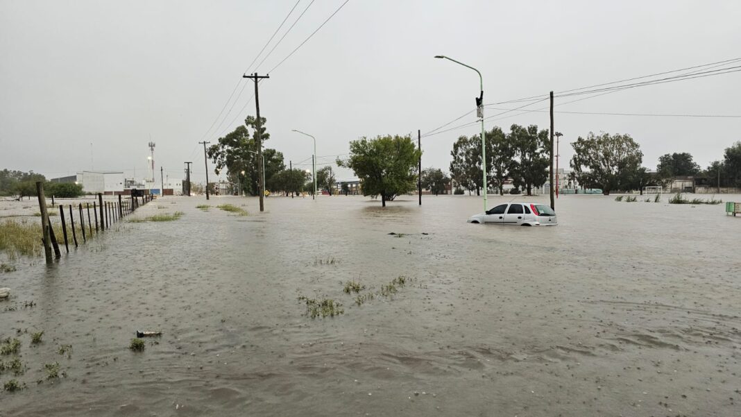 Por el temporal en Bahía Blanca, la Municipalidad que conduce el intendente peronista Federico Susbielles confirmó la muerte de una mujer en la vía pública.