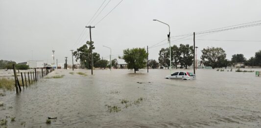 Por el temporal en Bahía Blanca, la Municipalidad que conduce el intendente peronista Federico Susbielles confirmó la muerte de una mujer en la vía pública.