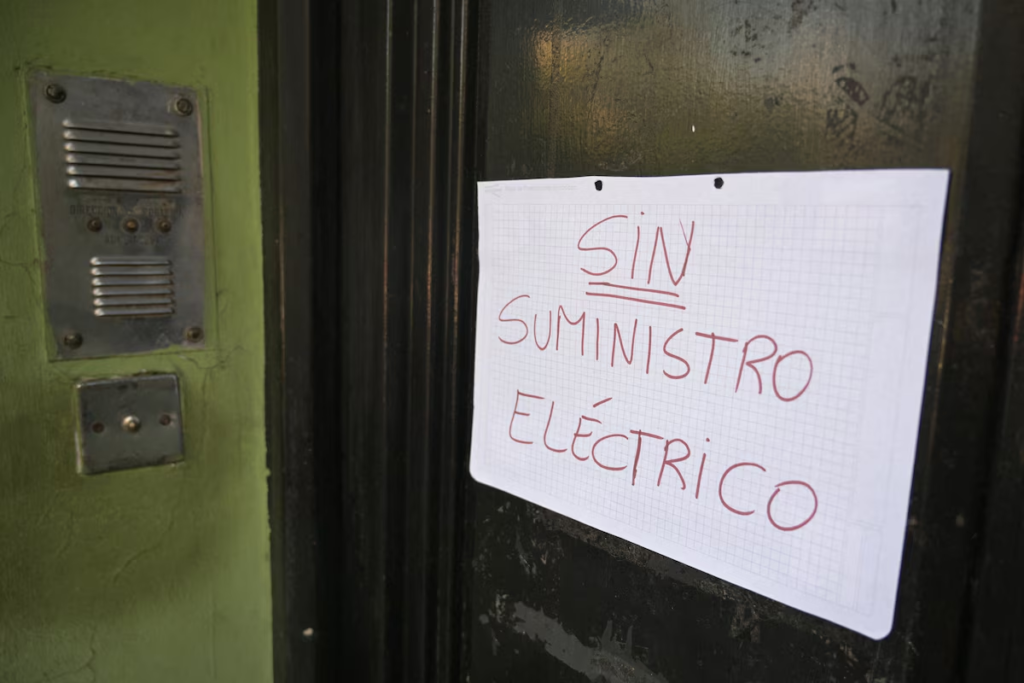 En plena ola de calor, se registró más de 100.000 usuarios sin luz. 