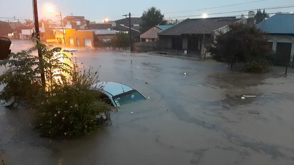 Las inundaciones en Bahía Blanca dejaron un saldo de seis fallecidos y más de 1.000 evacuados. 