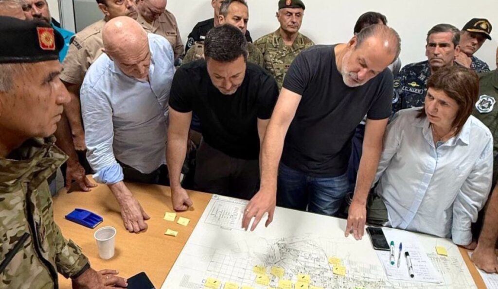 Tras llegar a Bahía Blanca, Bullrich se reunió con el intendente local, Federico Susbielles, para coordinar las tareas de asistencia.