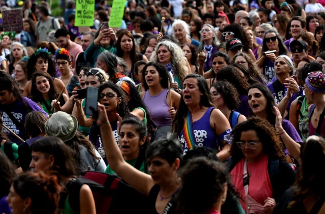 Miles de mujeres marcharon desde Plaza de Maya a la Plaza de los dos Congresos en la jornada de lucha por el Día de la Mujer.