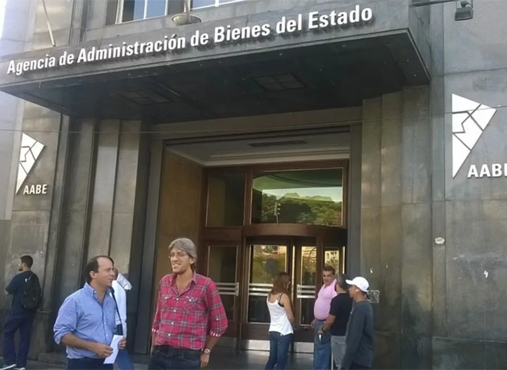 La Agencia de Administración de Bienes del Estado (AABE) deberá contar con una autorización previa del Ejecutivo para disponer y vender inmuebles.