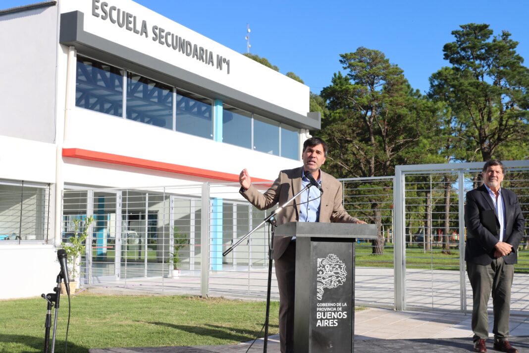El intendente de Castelli, Francisco Echarren, celebró la inauguración de la Escuela Secundaria N°1, que demandó 12 años en emplazarse.