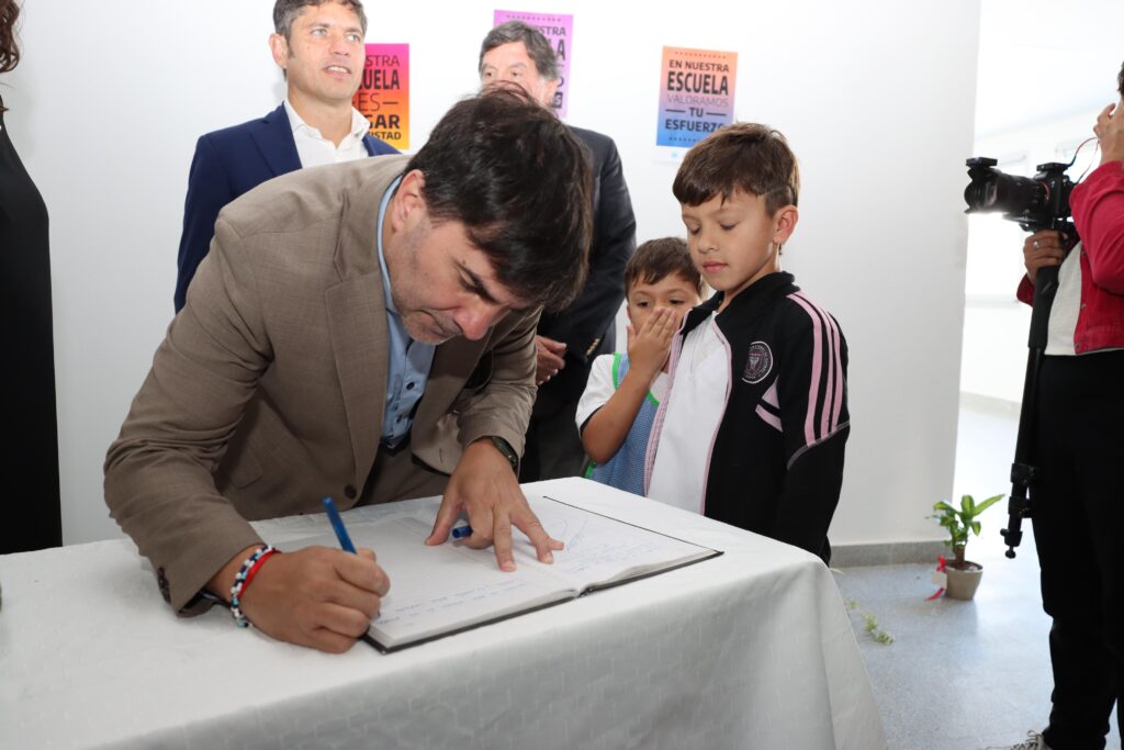 El intendente de Castelli, Francisco Echarren, celebró la inauguración de la Escuela Secundaria N°1, que demandó 12 años en emplazarse. 
