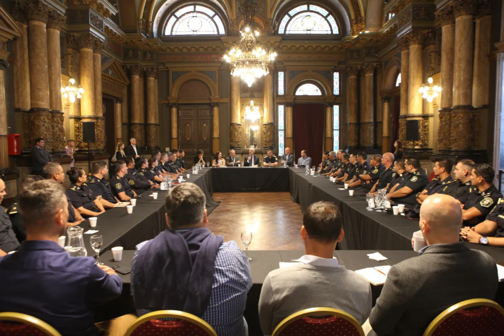 Alak mantuvo una reunión con autoridades policiales con el objetivo de diagramar medidas para prevenir el delito.