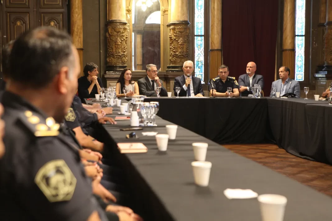 El intendente Julio Alak mantuvo una reunión con autoridades policiales con el objetivo de diagramar una serie de medidas para prevenir el delito, tras la ola de inseguridad.