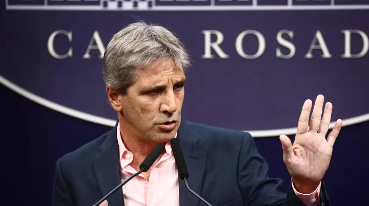 Milei firmó este martes el DNU para negociar un nuevo acuerdo con el FMI, que tendrá un plazo de hasta 10 años, con un período de gracia de 4 años.