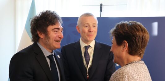 Milei firmó este martes el DNU para negociar un nuevo acuerdo con el FMI, que tendrá un plazo de hasta 10 años, con un período de gracia de 4 años.