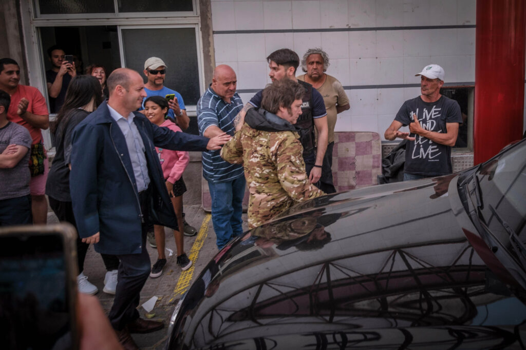 Milei se reunió con su gabinete en Bahía Blanca para supervisar la asistencia a las víctimas del temporal.