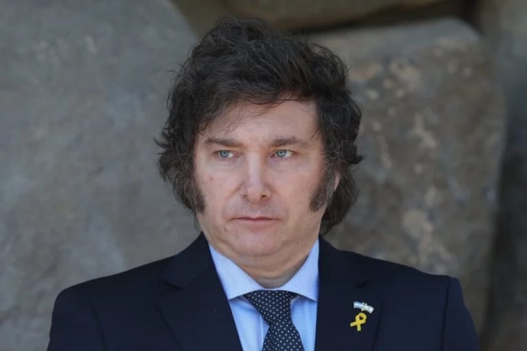 En la reciente encuesta de la consultora Opina Argentina, la imagen de Milei cayó abruptamente a raíz del escándalo cripto. Todos los números.