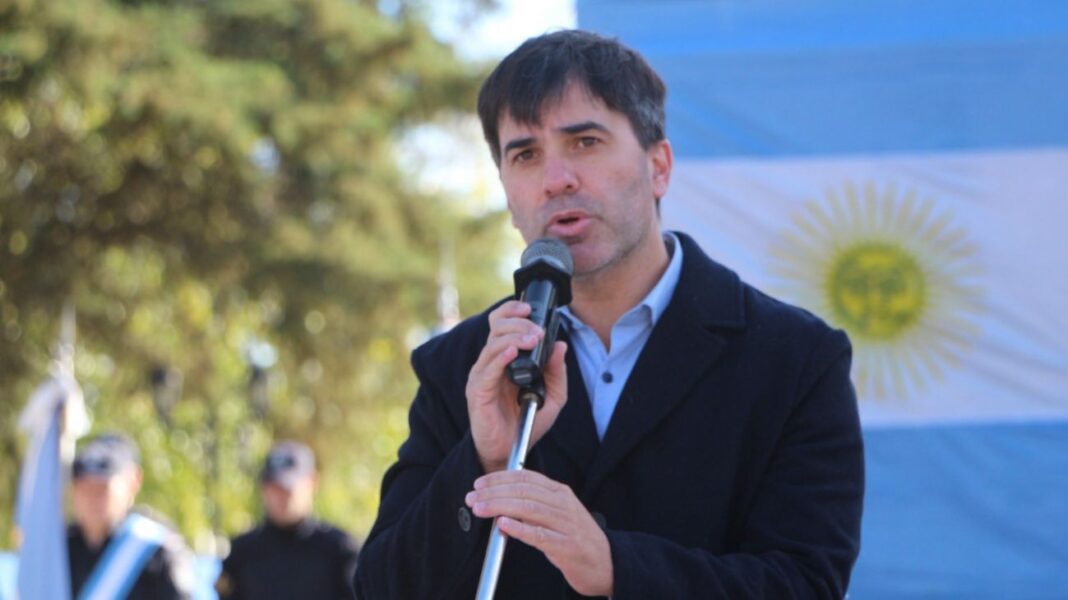 El intendente de Castelli, Francisco Echarren, expresó su preocupación por la gestión de Javier Milei ante la tragedia del temporal en Bahía Blanca.