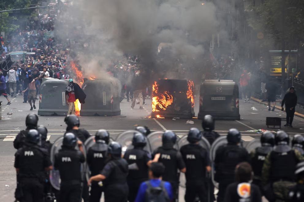 La protesta por los jubilados derivó en una violenta represión de la Policía Federal, con heridos de gravedad y 124 detenidos.