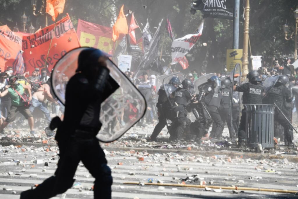 Imágenes del 19 diciembre de 2017, cuando se producían incidentes en el Congreso. Macri comparó la escena con la represión en la marcha de jubilados.