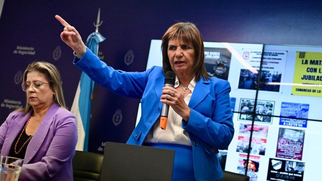 La ministra de Seguridad, Patricia Bullrich, acusó a los intendentes Fernando Espinoza y Federico Otermín de enviar barras a la marcha de jubilados.