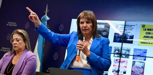 La ministra de Seguridad, Patricia Bullrich, acusó a los intendentes Fernando Espinoza y Federico Otermín de enviar barras a la marcha de jubilados.