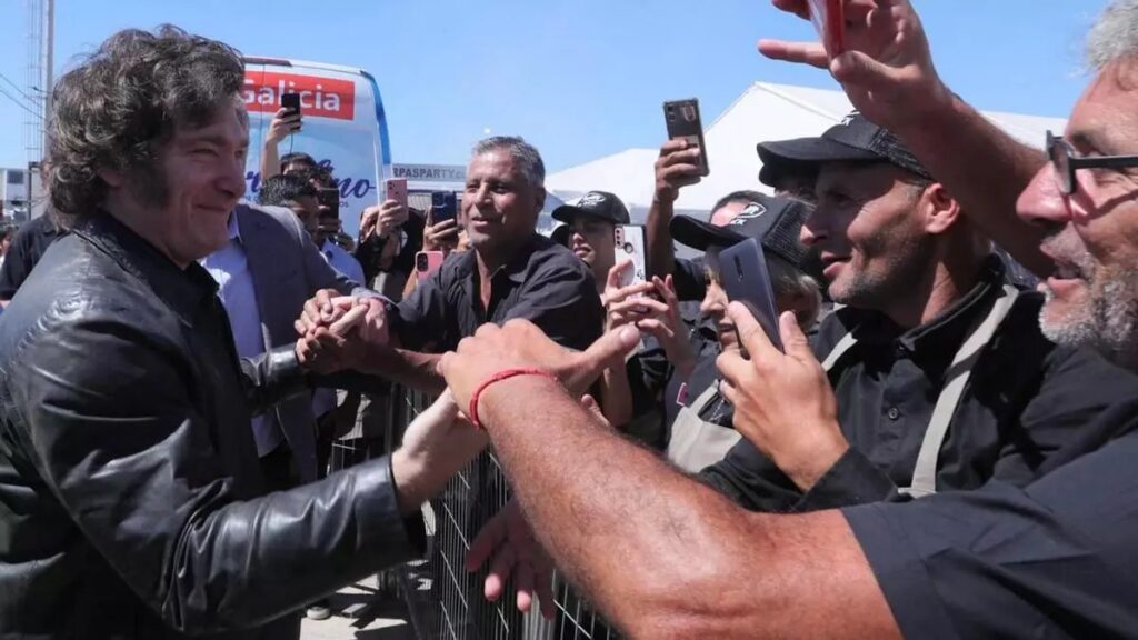 En la Expoagro, Milei brindó un fuerte respaldo a Bullrich, y destacó que su Gobierno está comprometido en “sacarle el pie de la cabeza al campo”.