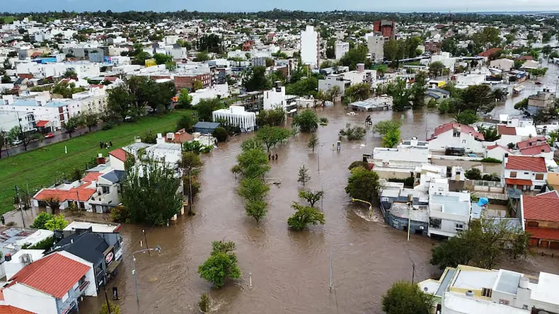 El intendente de Bahía Blanca, Federico Susbielles, prepara una batería de medidas para los afectados por el temporal.