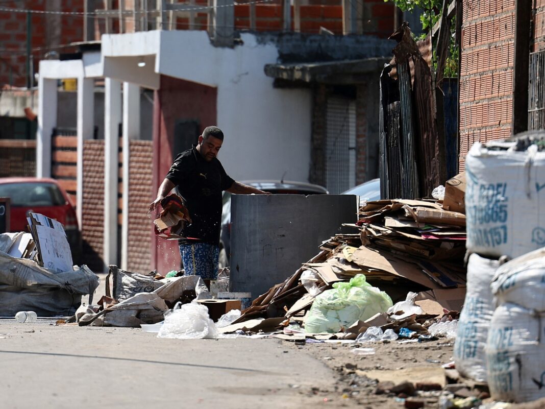 El Instituto Nacional de Estadísticas y Censos (INDEC) publicó que una familia necesitó $1.057.923 mensuales para no ser pobre en febrero.