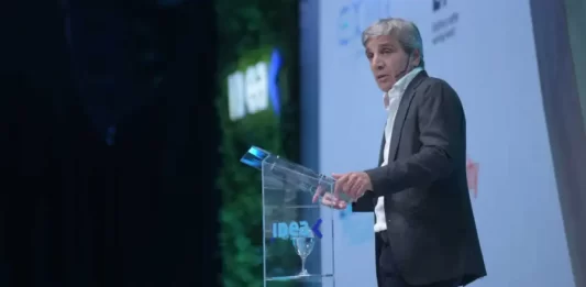 El ministro Luis Caputo anunció una baja de impuestos para la importación de indumentaria, calzado y telas. Desde la UIA, calificaron la medida como "preocupante".