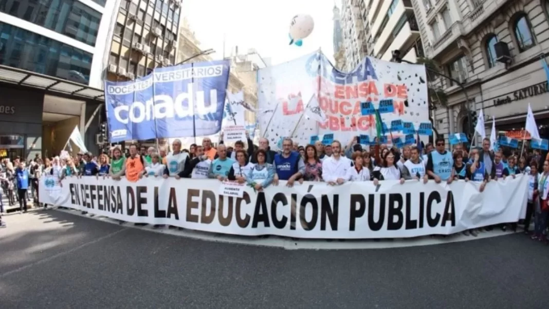 Docentes y no docentes de todas las casas de estudio se sumaron al paro universitario de 48 horas que busca concretar una reunión paritaria con el Gobierno.