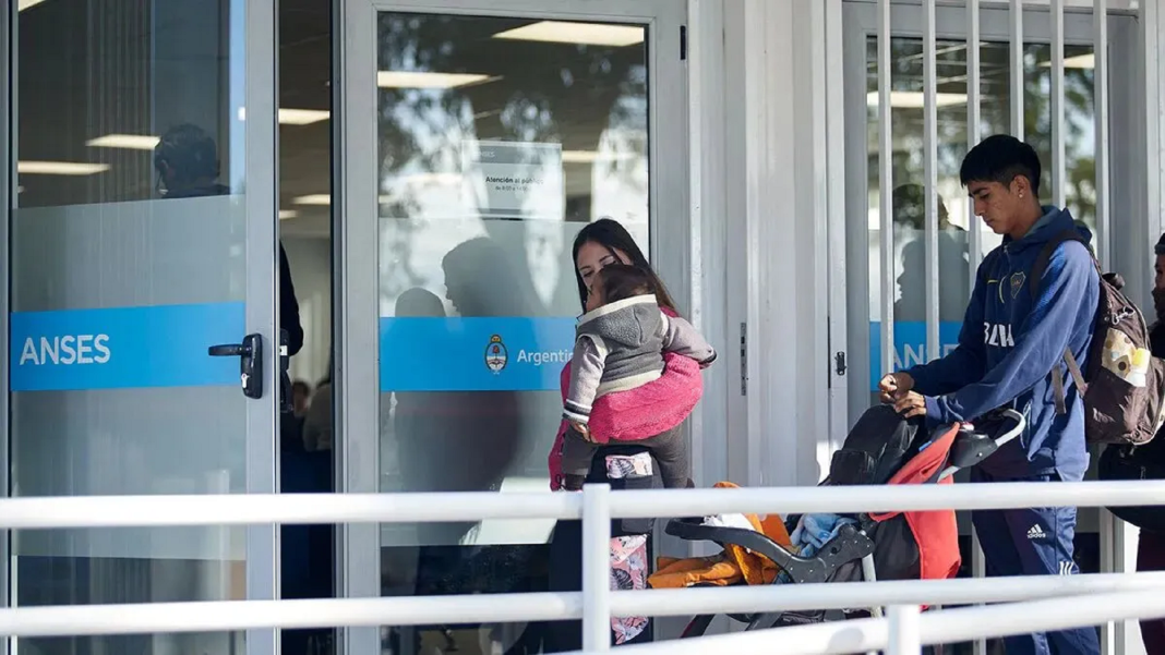 ANSES confirma un aumento del 2,4% en las prestaciones sociales para abril de 2025, según la inflación del INDEC.