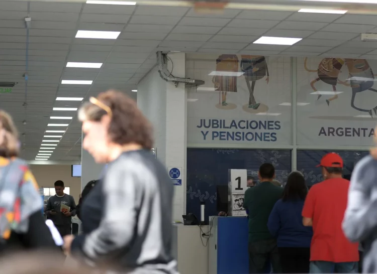 Los jubilados que perciban la mínima recibirán $349.094,4 en abril, con el bono especial del Gobierno.