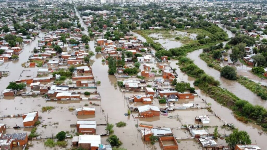 El fatídico temporal de Bahía Blanca dejó 16 víctimas fatales, cientos de evacuados, familias aisladas, y daños en infraestructuras y bienes públicos.