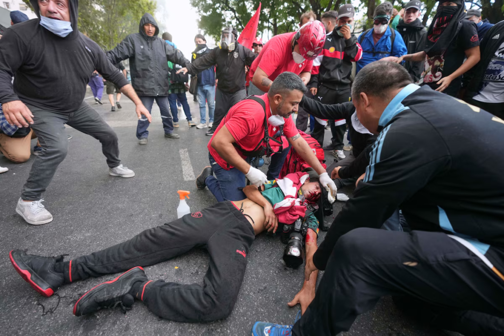 El fotógrafo Pablo Grillo herido de gravedad en la marcha de jubilados. 