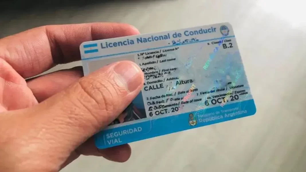 El decreto que modifica la Ley de Tránsito agiliza trámites y abarata costos para conductores, con cambios en licencias, VTV y peajes.