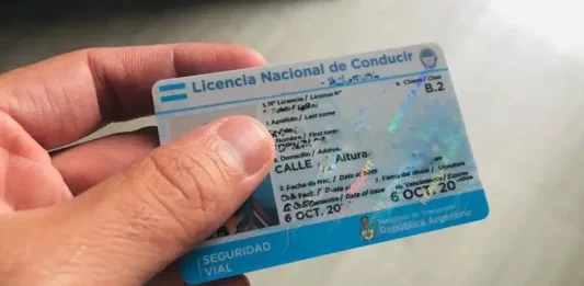 El decreto que modifica la Ley de Tránsito agiliza trámites y abarata costos para conductores, con cambios en licencias, VTV y peajes.