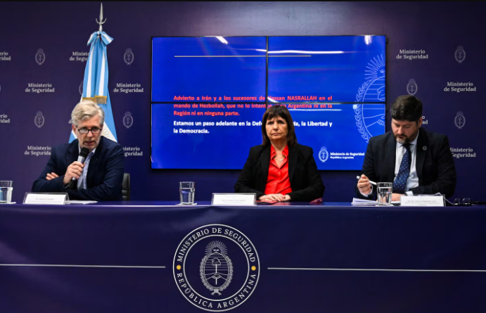 Patricia Bullrich, Santiago Caputo e integrantes de la SIDE se reunieron en Casa Rosada para coordinar el operativo de seguridad. 