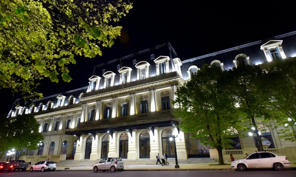 El Pasaje Dardo Rocha inauguró la primera etapa de la remodelación, que incluyó la instalación de un nuevo sistema de iluminación exterior.