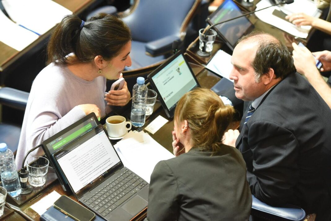 El bloque de diputados de la Coalición Cívica ARI, liderados por Maricel Etchecoin, presentó su proyecto de ley para suspender las PASO bonaerense.