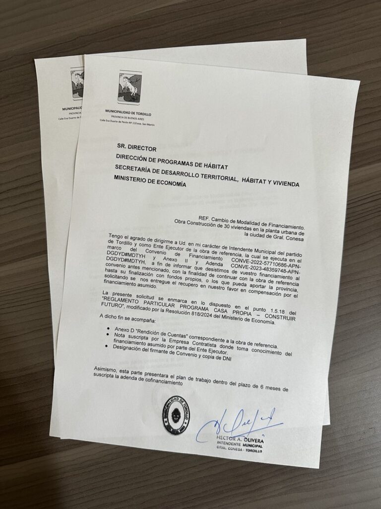 El documento firmado por el Intendente de Tordillo donde pide el traspaso de las obras de viviendas al municipio.